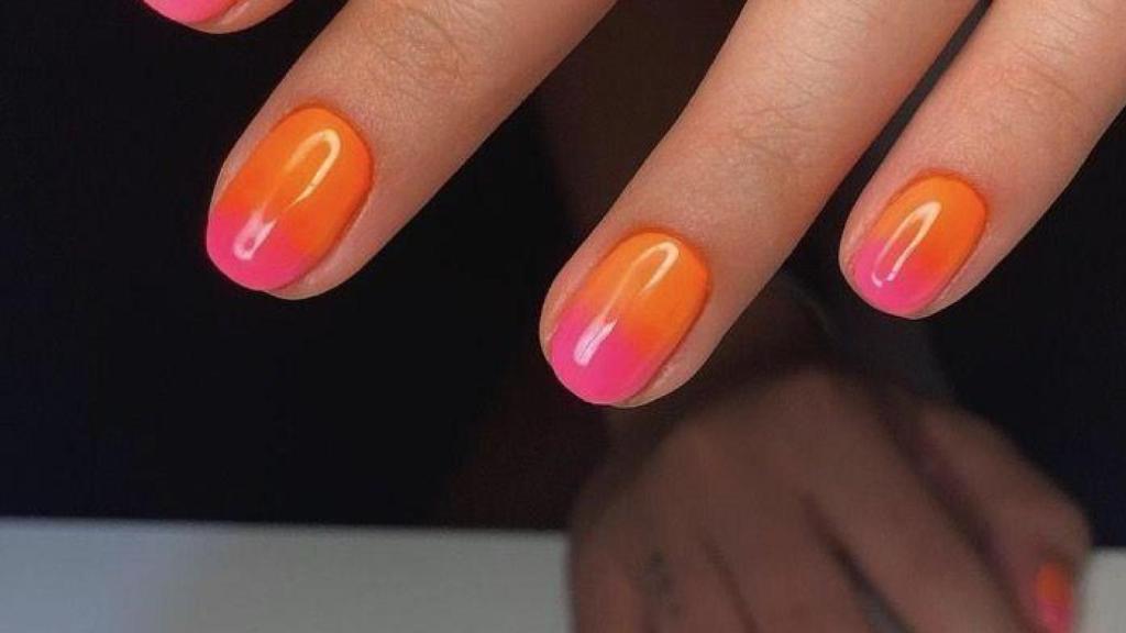 Sunset nails con sombras de ojos.