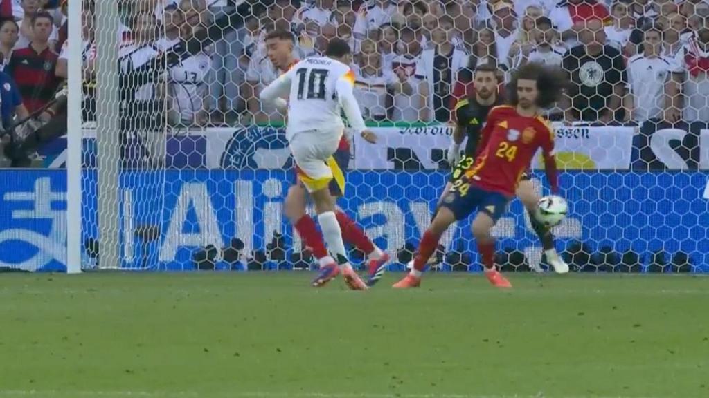 Momento en el que Cucurella toca con la mano un disparo de Musiala