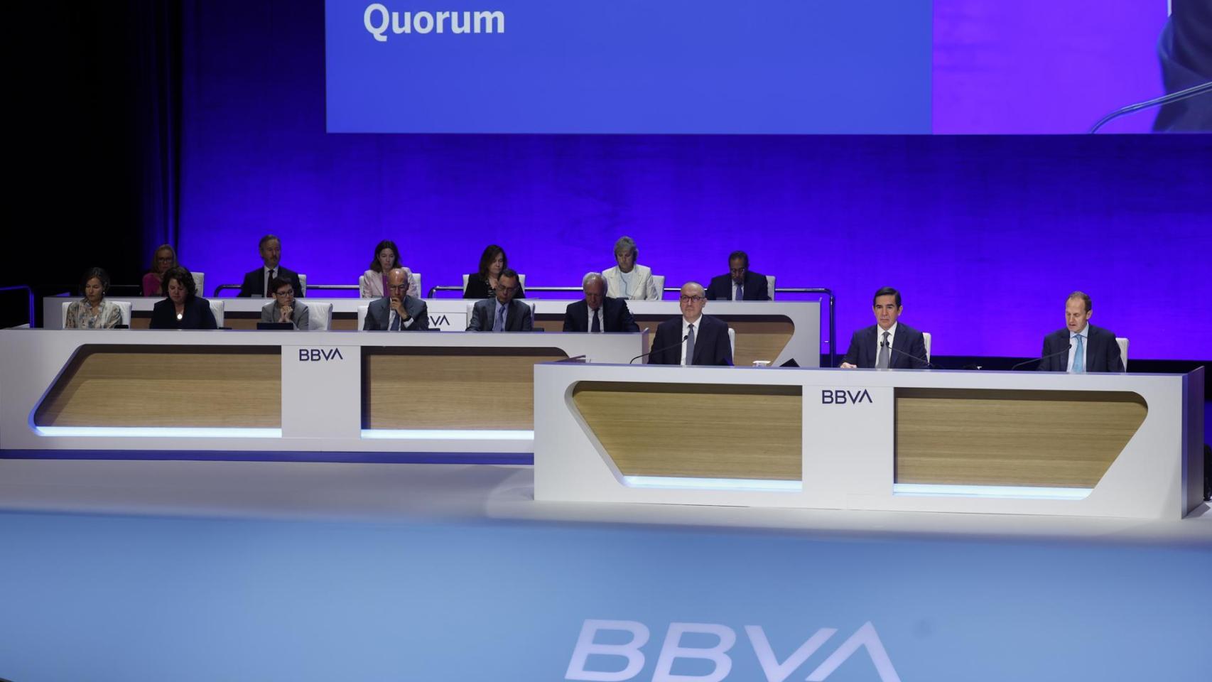 Los directivos de BBVA presiden la junta extraordinaria del banco de este viernes.