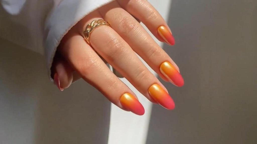 Manicura sunset nails.