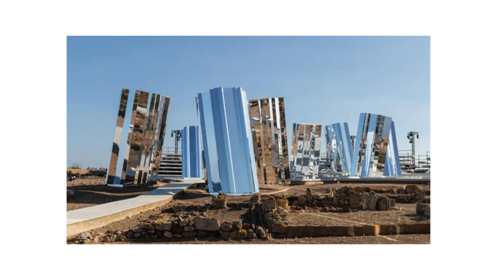 Los monolitos reflectantes que sirvieron de escenario para la Alta Moda de Dolce&Gabanna en Cerdeña, obra de Phillip K Smith III.