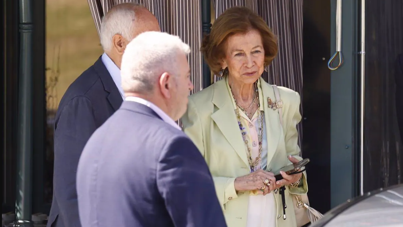 La reina emérita Sofía, a su salida de un restaurante de sushi de Madrid, este miércoles.