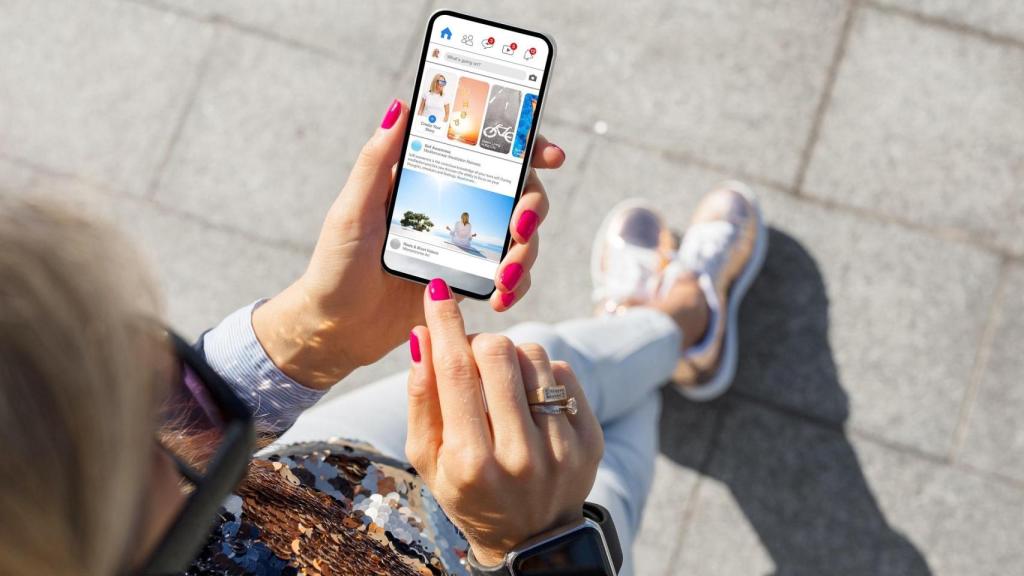 Una mujer usa Facebook, en una imagen de archivo