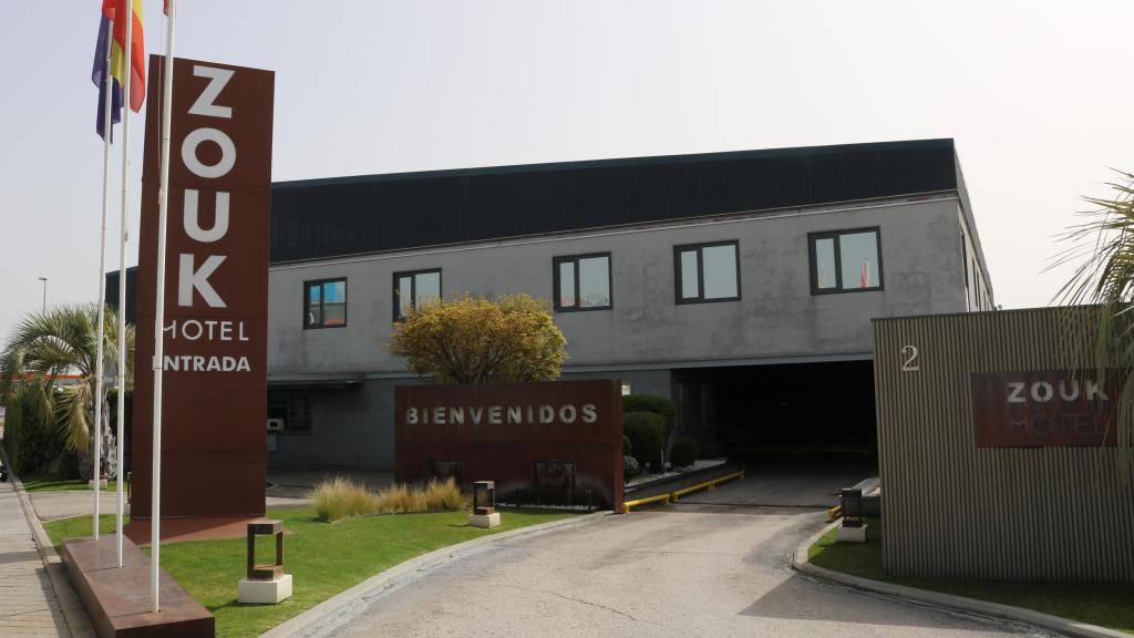 Entrada al hotel Zouk, que únicamente se permite con vehículo.