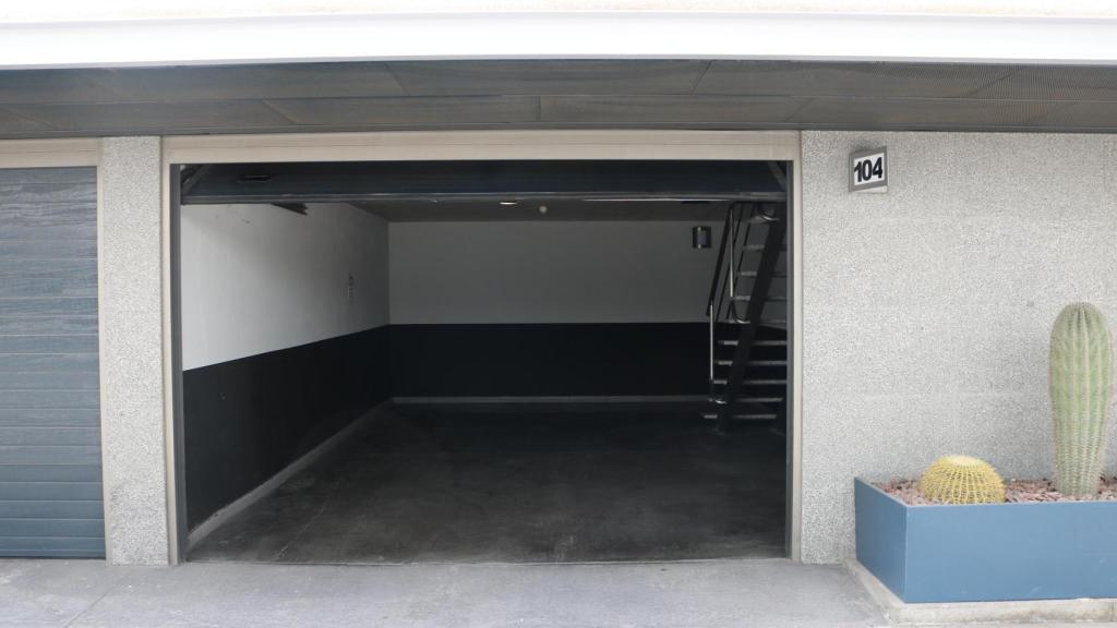 Garaje de la habitación 104, que comunica directamente con la suite.