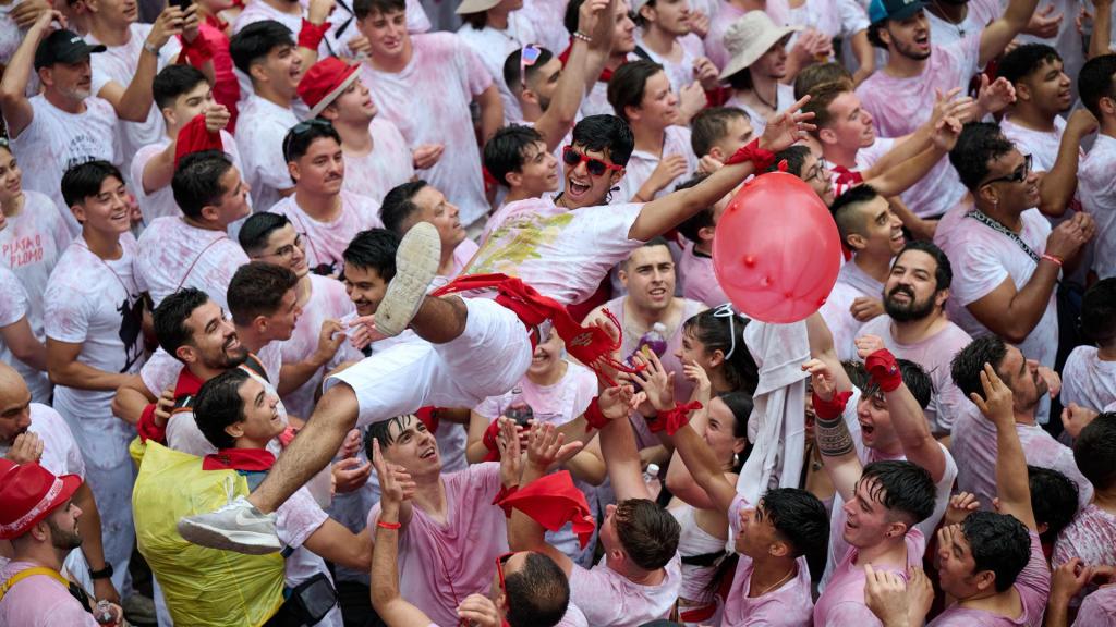 Ambiente en la plaza del Ayuntamiento de Pamplona, momentos antes del chupinazo que da comienzo a las fiestas de San Fermín.