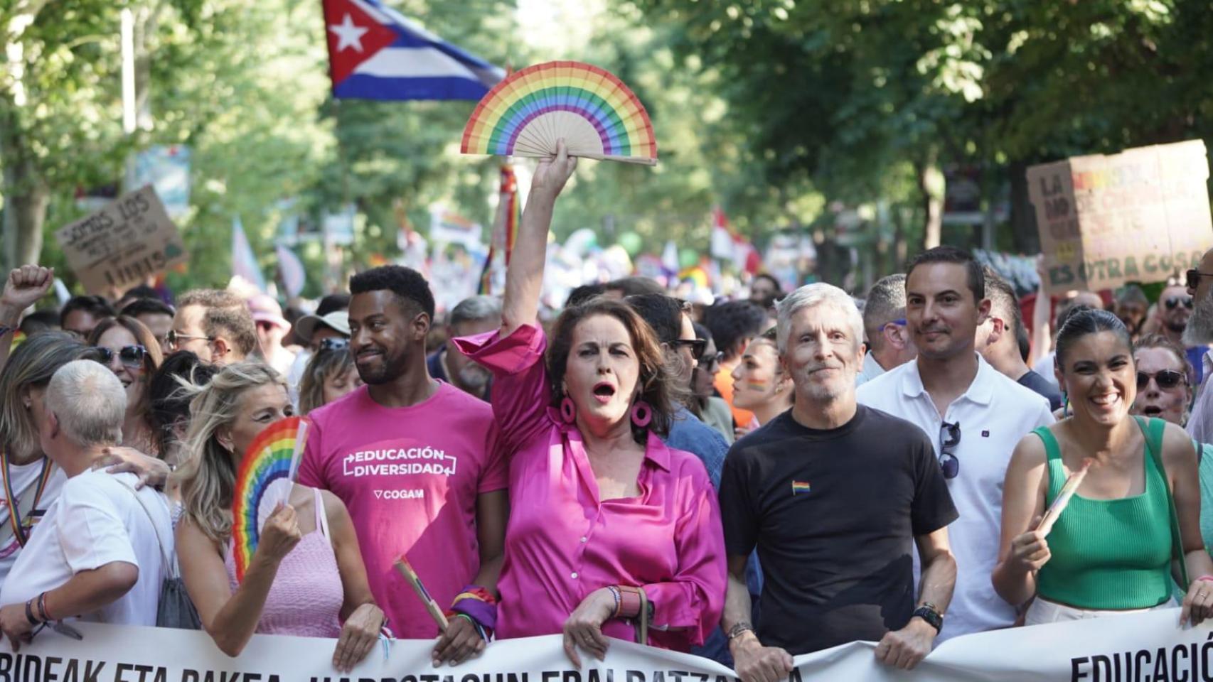 Carla Antonelli lidera la cabecera de la marcha por el Orgullo en Madrid.