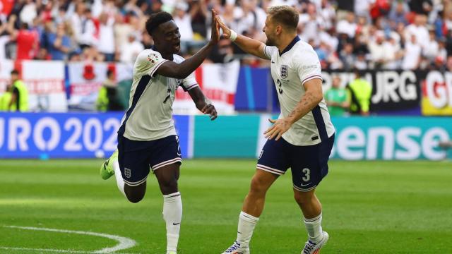 Saka celebra su gol con Shaw.