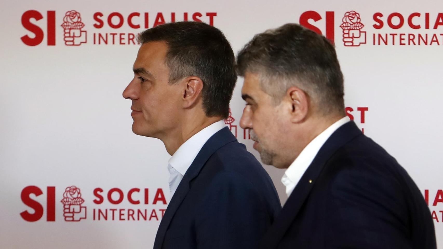 El presidente del Gobierno, Pedro Sánchez, y el primer ministro de Rumanía, Marcel Ciolacu.