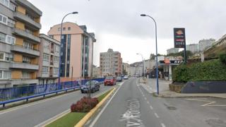 Un hombre se desvanece al volante y choca contra varios coches estacionados en Culleredo (A Coruña)
