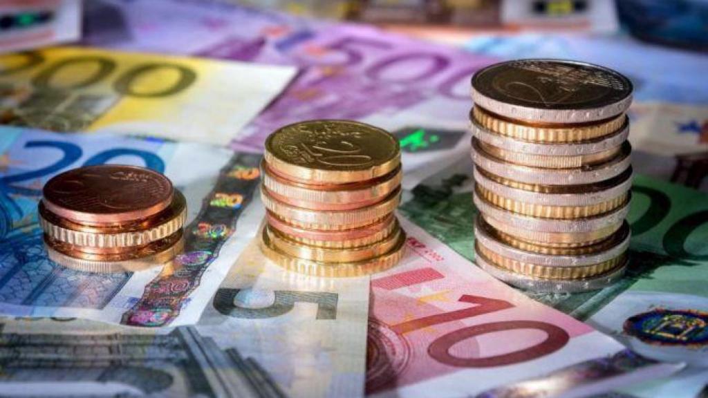 Monedas y billetes de euros.
