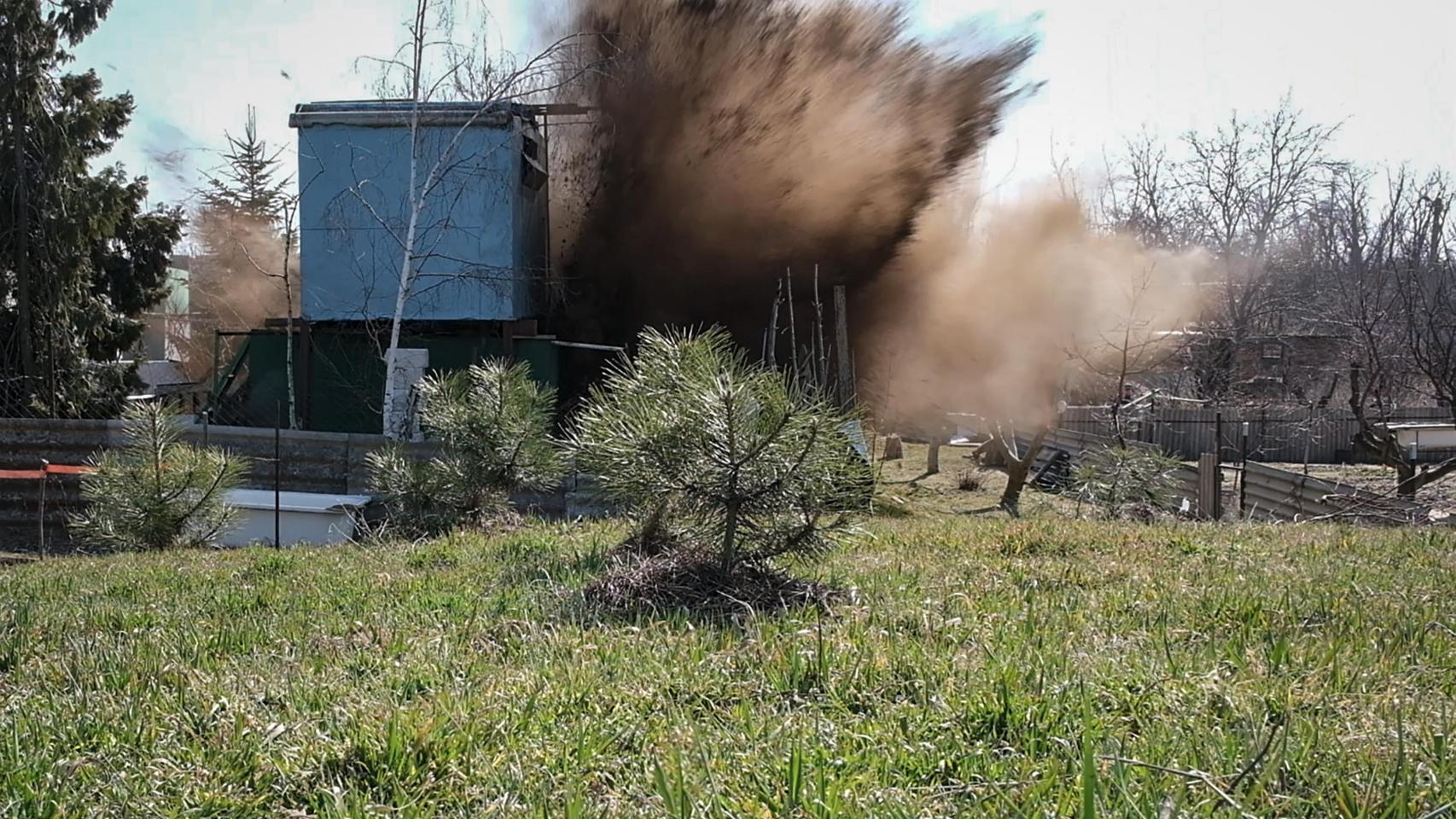 Momento de la voladura controlada de un proyectil ruso sin detonar que había caído en una casa particular de Mikolaiv.