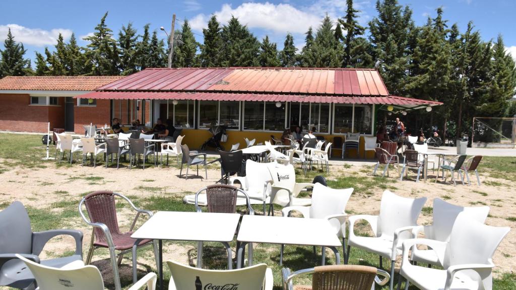El chiringuito al lado de la playa fluvial de Rábano