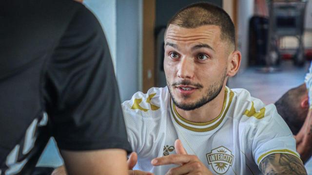 Un jugador del Intercity durante las pruebas físicas.