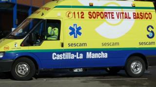 Fallece el conductor de un vehículo tras salirse de la carretera y volcar en un pueblo de Guadalajara