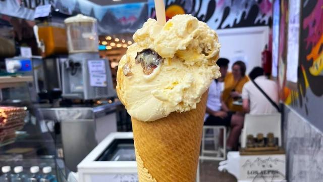 Helado más grande de todo Madrid en la heladería Los Alpes.