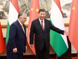 El presidente chino, Xi Jinping, saluda al primer ministro húngaro, Viktor Orbán, durante su visita sorpresa a Pekín este lunes