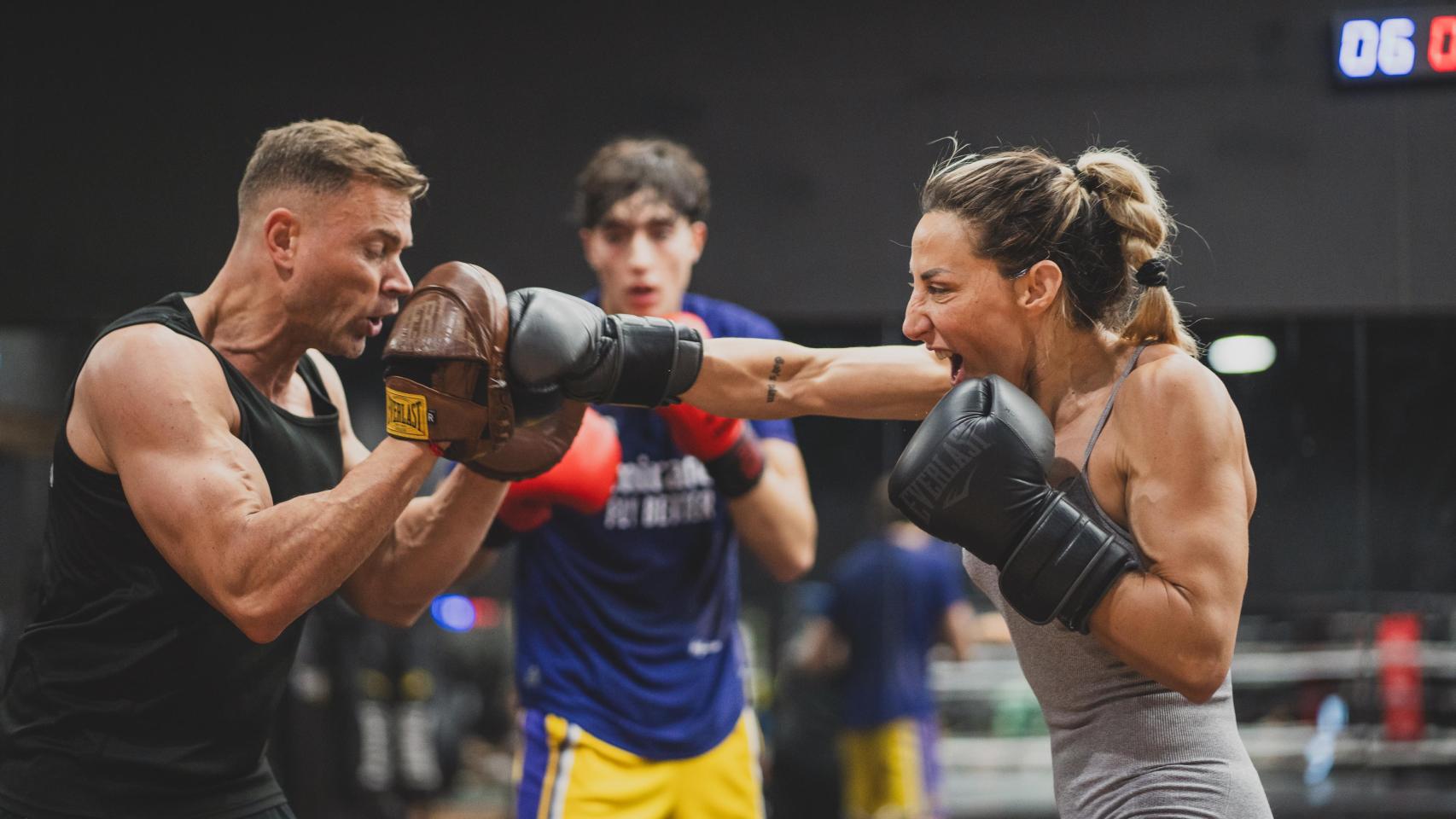 Jennifer Miranda haciendo manoplas con su entrenador Javier Pardo.