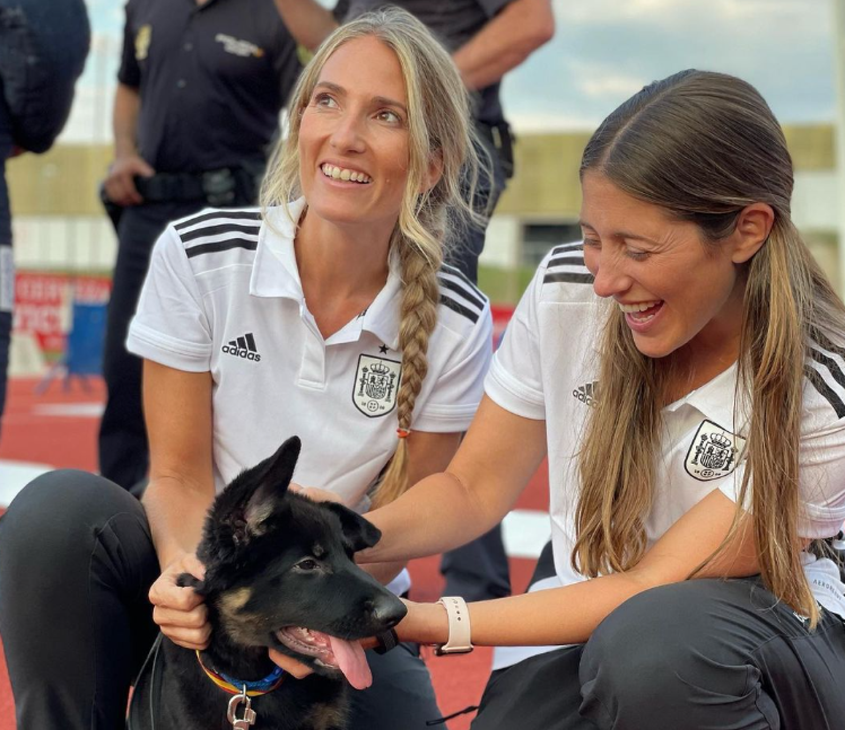 Toscana Viar y Nuria Martínez Navas, junto a un perro de la Policía Nacional.