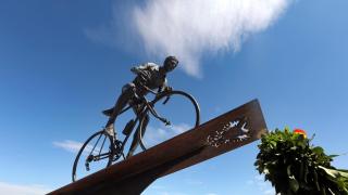 Reposición de la estatua de Bahamontes en Toledo. Foto: Ayuntamiento.