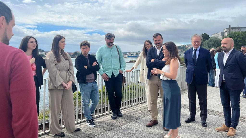 La alcaldesa, Inés Rey, con jóvenes arquitectos, en julio en As Xubias de Abaixo.