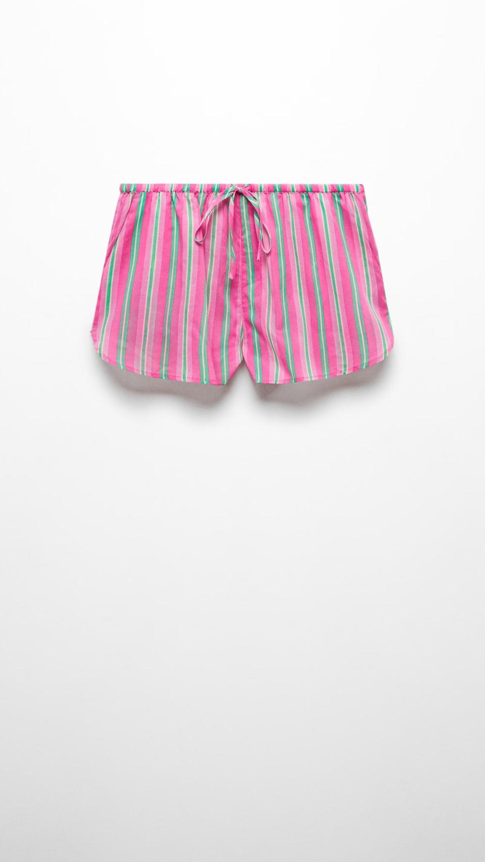 Los shorts de rayas y aire masculino son unos grandes aliados en la playa.