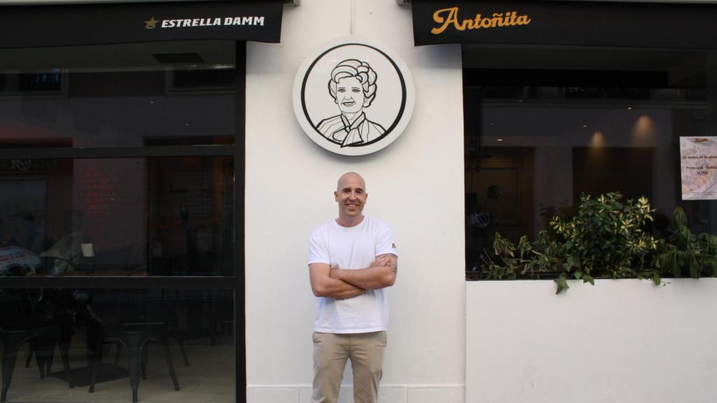 Fernando Muyo en la fachada de su nuevo local de Antoñita.