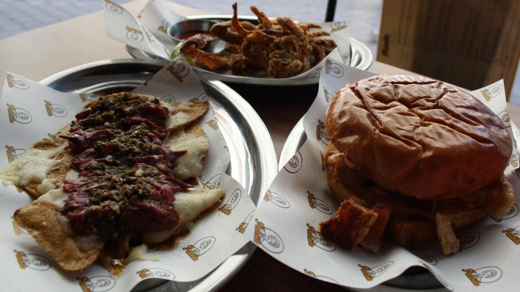 Totopos con entraña de ternera y chimichurri, oreja crujiente y hamburguesa de torrezno.
