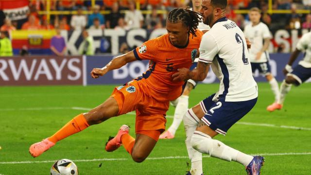 Walker, en disputa con Aké por el balón.