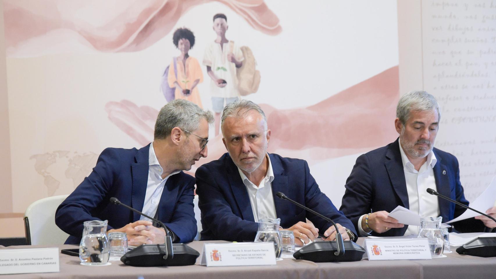 De izda. a dcha: el secretario de Estado de Política Territorial, Arcadi España, el ministro Ángel Víctor Torres y el presidente de Canarias, Fernando Clavijo, este miércoles en Tenerife.