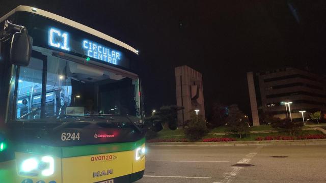 Un autobús de Vitrasa durante una ruta nocturna de la línea C1.