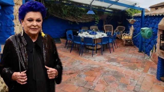 Lucía Bosé junto a su 'casa azul' en un montaje de JALEOS.