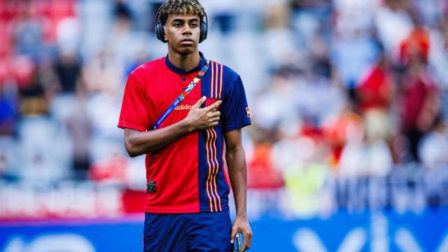 Lamine Yamal con la equipación retro de España 1996