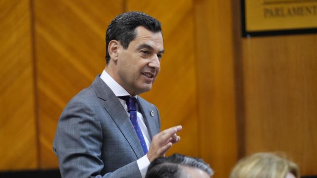El presidente de la Junta, Juanma Moreno, en la sesión de control del Parlamento andaluz.