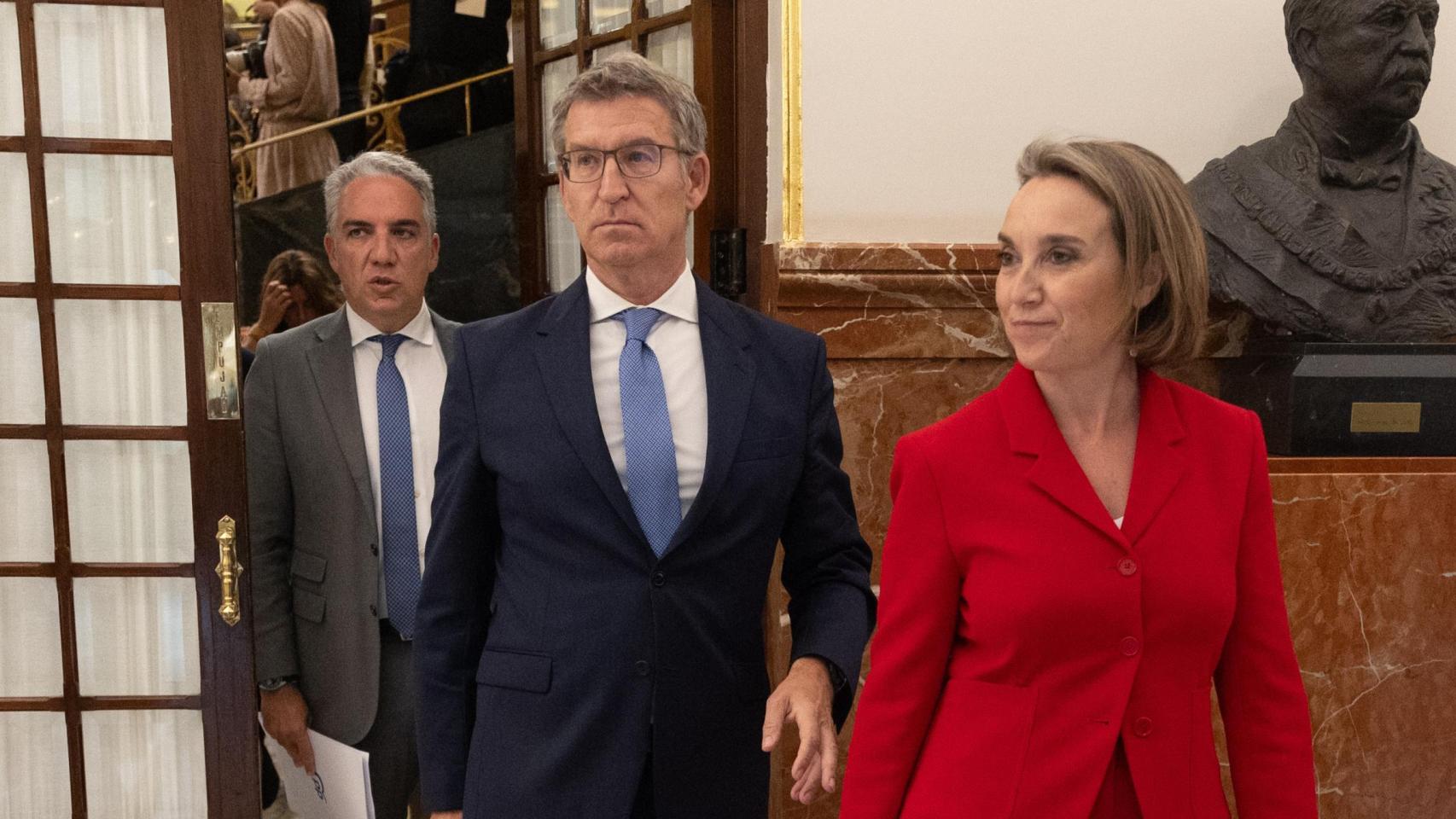 Elías Bendodo, Alberto Núñez Feijóo y Cuca Gamarra, saliendo del hemiciclo del Congreso de los Diputados