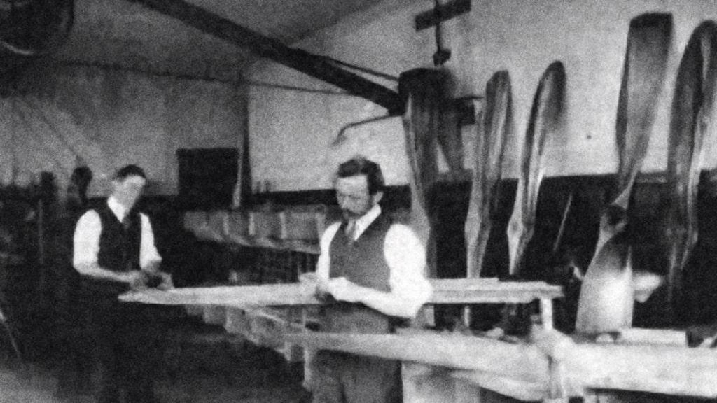 Los Jacuzzi en su taller de hélices.