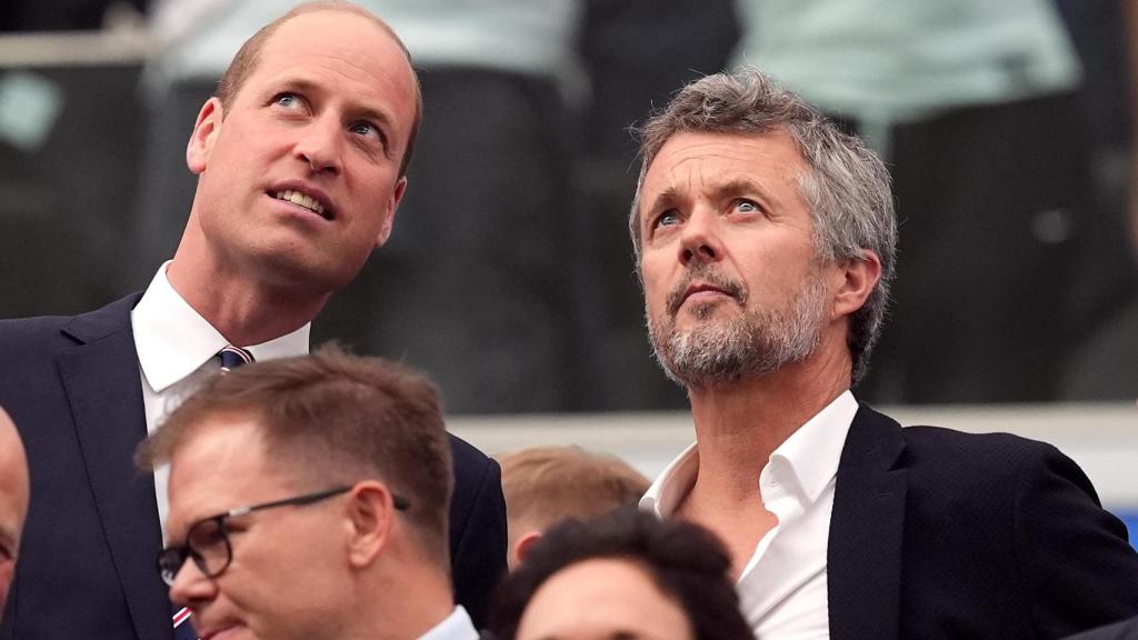 Federico de Dinamarca junto al príncipe Guillermo en un partido de la Eurocopa.
