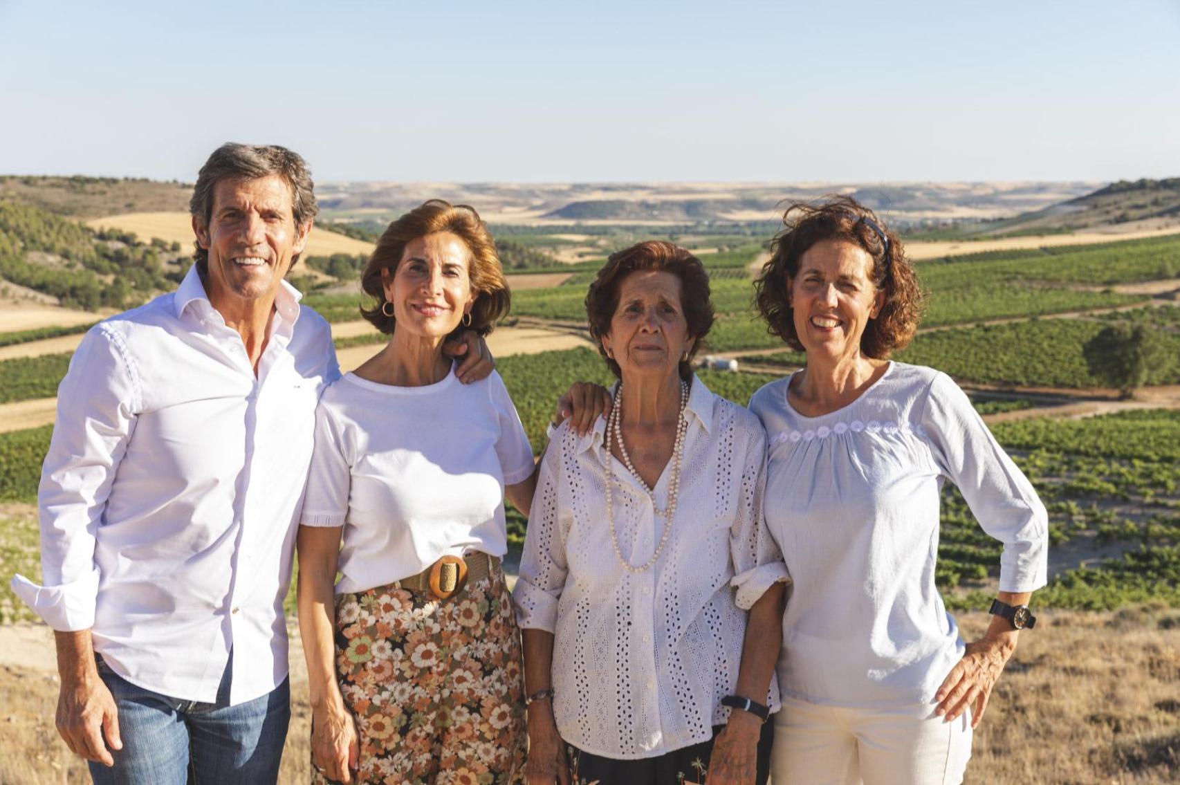 Felisa Espinosa, de la segunda generación, flanqueada por sus hijos Javier Moro, Rubí Moro (i.) y Fabiola Moro (d.).