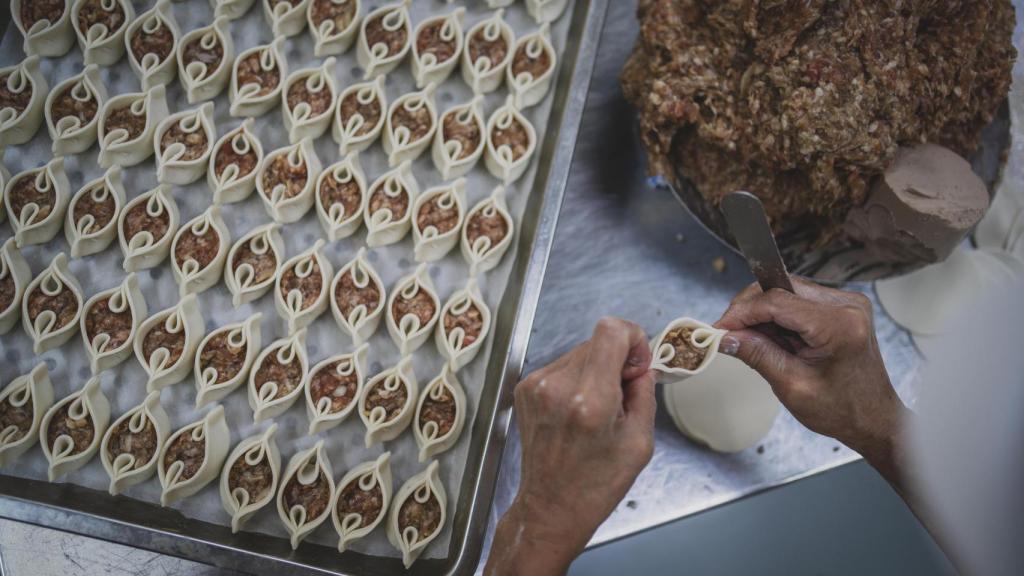 Elaboración de gyozas manualmente en el obrador de Alcorcón.