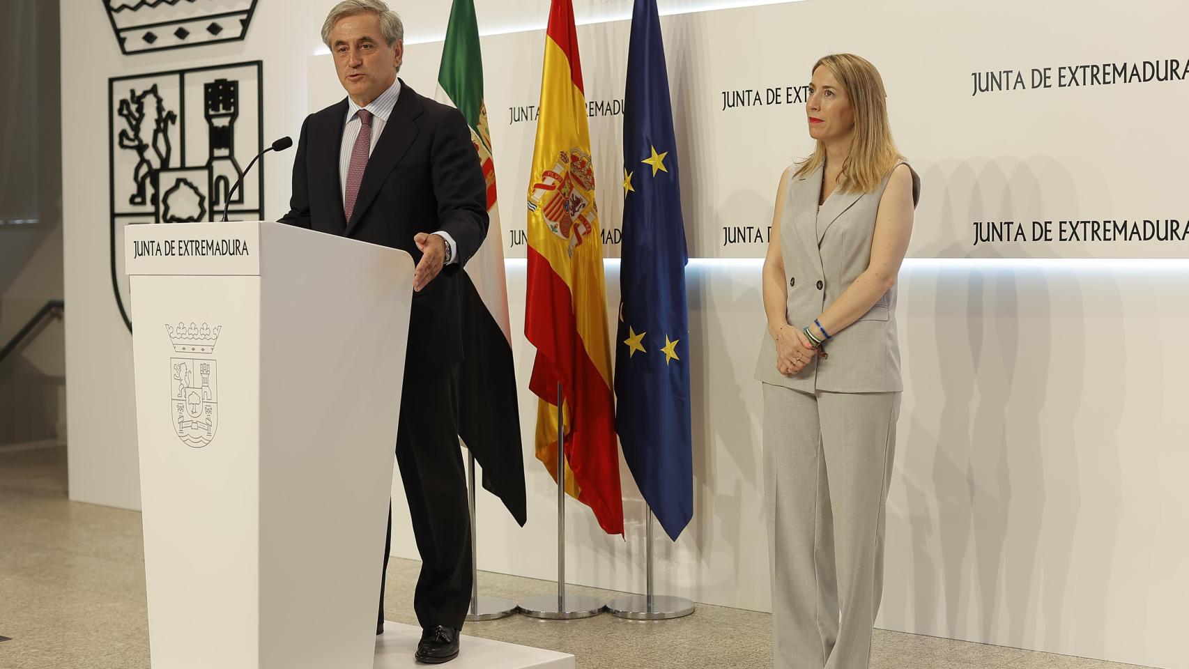 El único consejero de Vox en el Gobierno de Extremadura, Ignacio Higuero de Juan, junto a la presidenta extremeña, María Guardiola, este viernes.