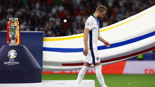 Harry Kane recoge la medalla de subcampeón de la Eurocopa 2024