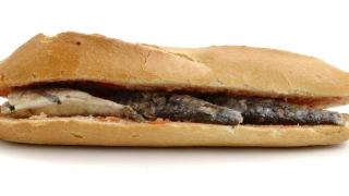 Un bocata de sardinas.