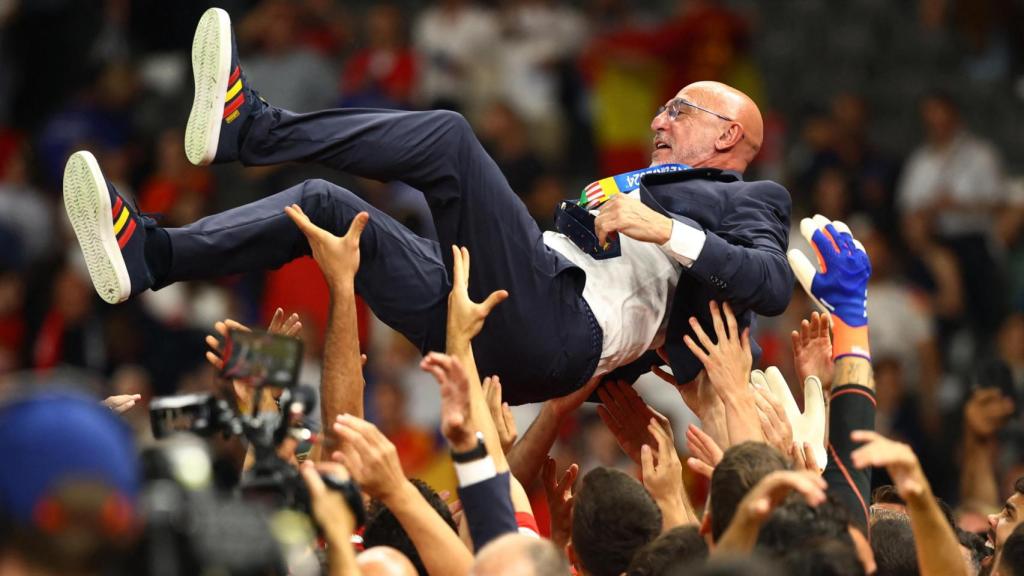 Luis de la Fuente manteado por los futbolistas de la Selección tras ganar la Euro 2024