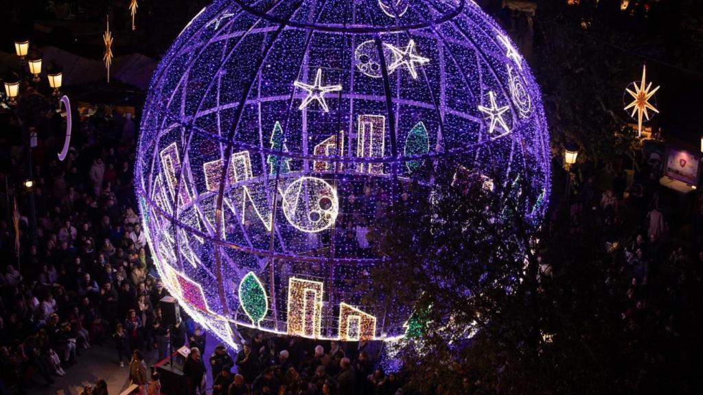 Zocodover volverá a contar este año con una gran bola de Navidad de 10 metros de altura.