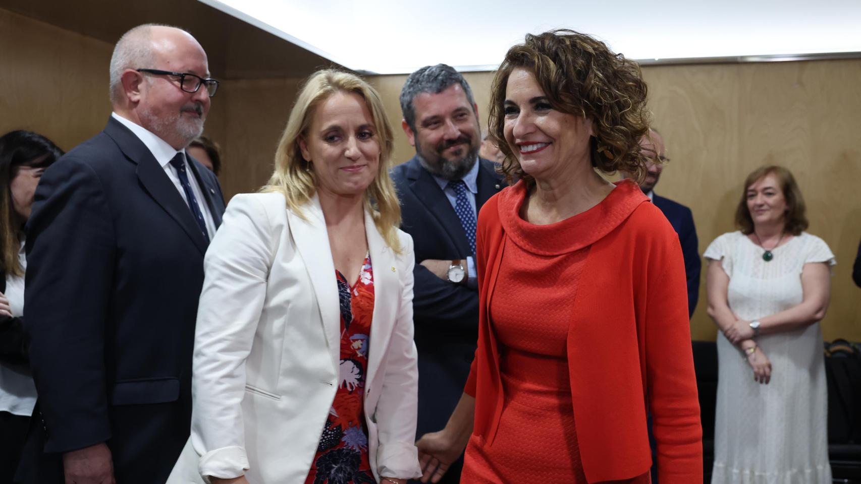 La vicepresidenta primera del Gobierno y ministra de Hacienda, María Jesús Montero, junto a la consejera de Economía de Cataluña, Natalia Más, a su llegada a la reunión del Consejo de Política Fiscal y Financiera (CPFF).