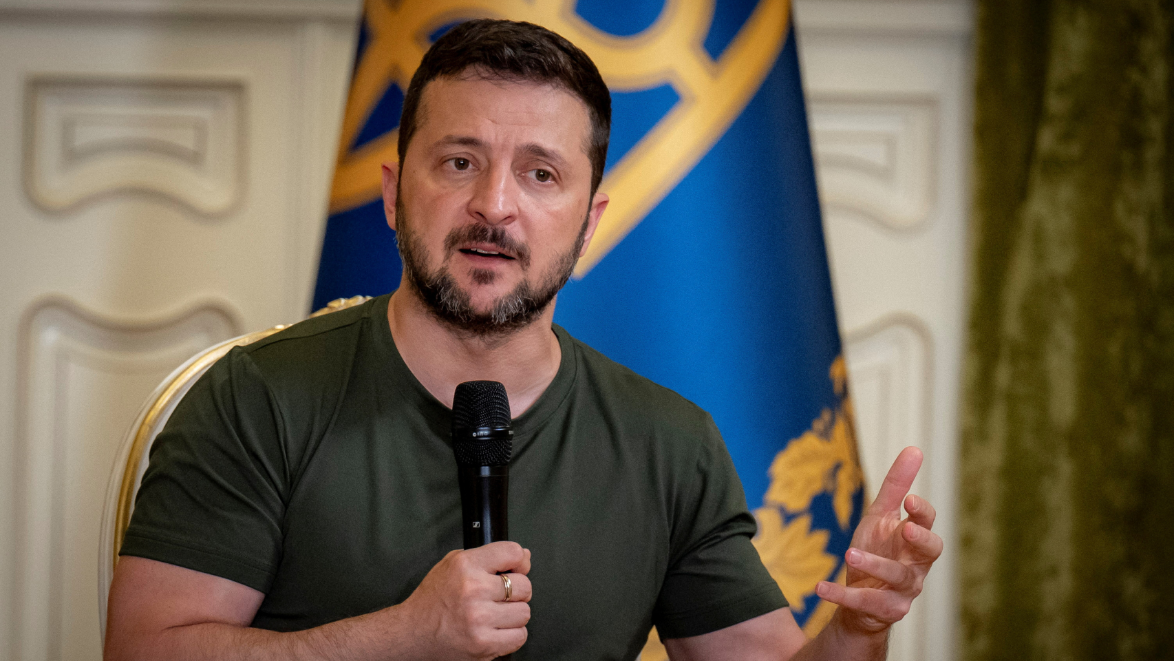 Volodimir Zelensky hablando a los medios este lunes.