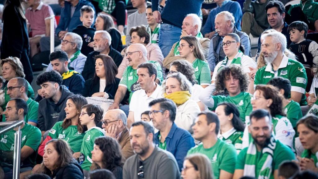 Afición del Liceo en el Palacio de los Deportes de Riazor