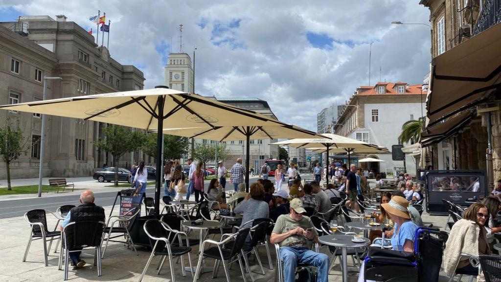 Turistas en una terraza de la Marina.
