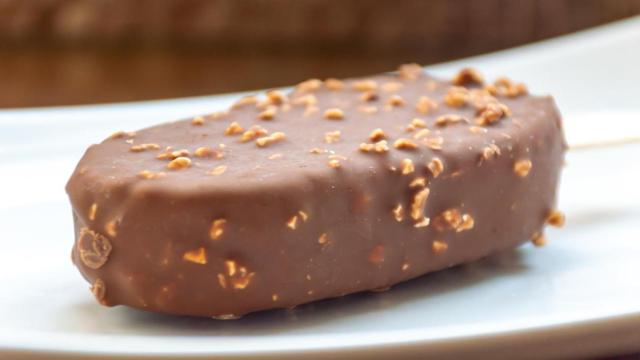 Helado con chocolate con leche y frutos secos.