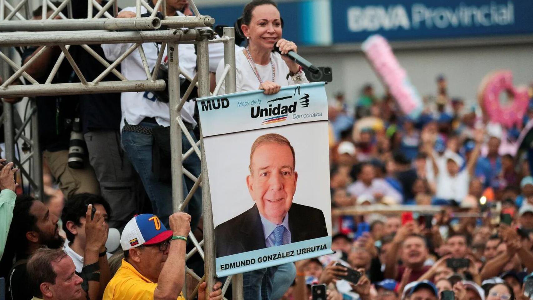 La dirigente opositora, María Corina Machado, con un cartel del candidato González Urrutia en una manifestación.